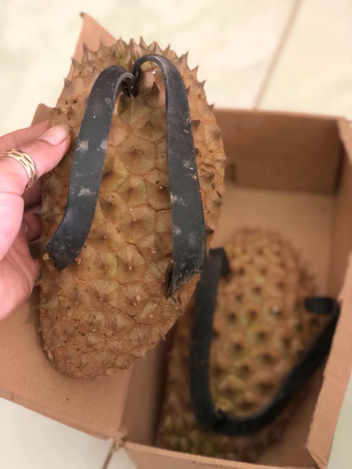 Thanh niên được nhóm bạn thân thiết kế cho đôi dép mang tên chạm đáy nỗi đau làm từ vỏ sầu riêng