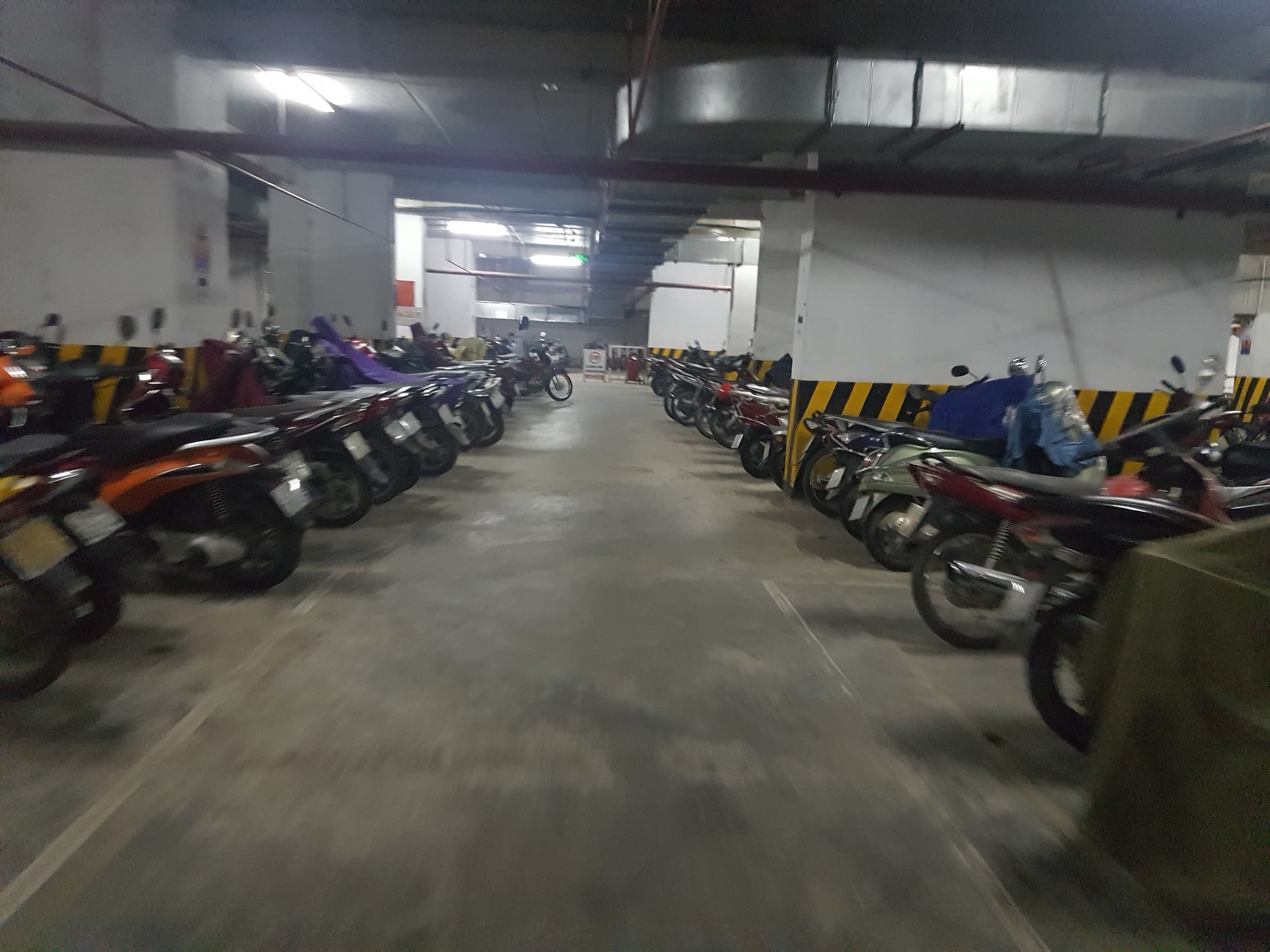 Phản ánh với bảo vệ chung cư về nghi vấn xe mình bị hút trộm xăng, một cư dân bị đánh nhập viện