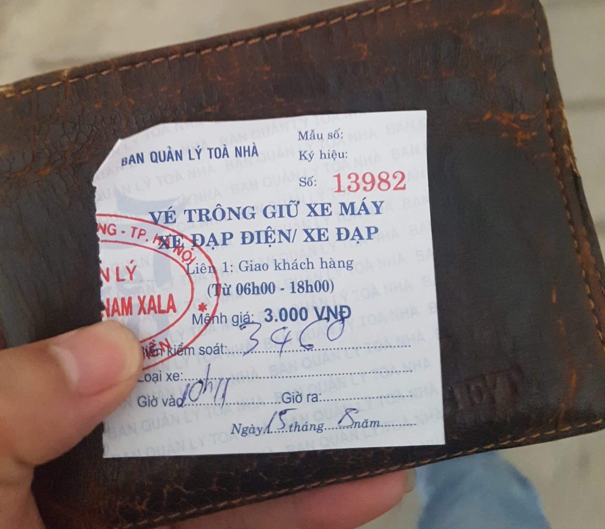 Phản ánh với bảo vệ chung cư về nghi vấn xe mình bị hút trộm xăng, một cư dân bị đánh nhập viện