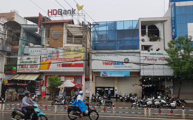 Thanh niên cướp ngân hàng ở Sài Gòn: Cầm 700.000 đồng rồi ngồi xuống đếm tiền