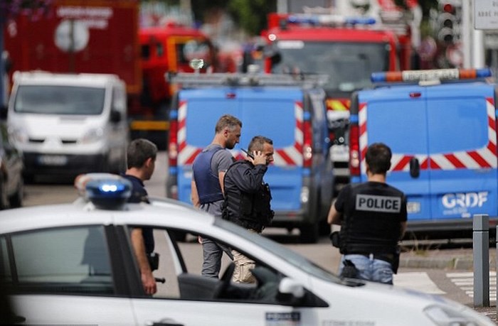 Cảnh sát Pháp bắt giữ kẻ say rượu dùng dao đâm liên tiếp 4 người