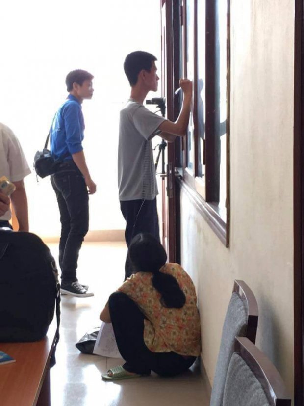 Những hình ảnh cảm động ngày cha mẹ đưa con đi nhập học: Chỉ lướt nhìn thôi đã thương trào nước mắt