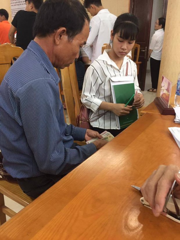 Những hình ảnh cảm động ngày cha mẹ đưa con đi nhập học: Chỉ lướt nhìn thôi đã thương trào nước mắt