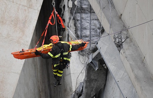 Cứu hộ Italy xuyên đêm tìm kiếm người kêu khóc dưới cầu cao tốc bị sập