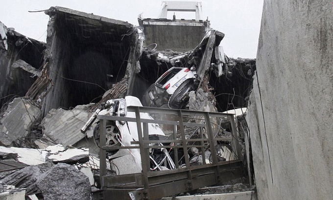 Khung cảnh như tận thế sau vụ sập cầu cao tốc ở Italy