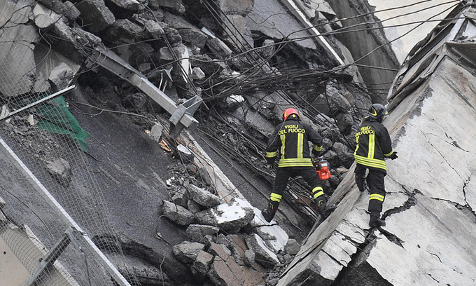 Khung cảnh như tận thế sau vụ sập cầu cao tốc ở Italy