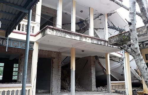 Trường tiểu học hai tầng đổ sập khi đang sửa chữa