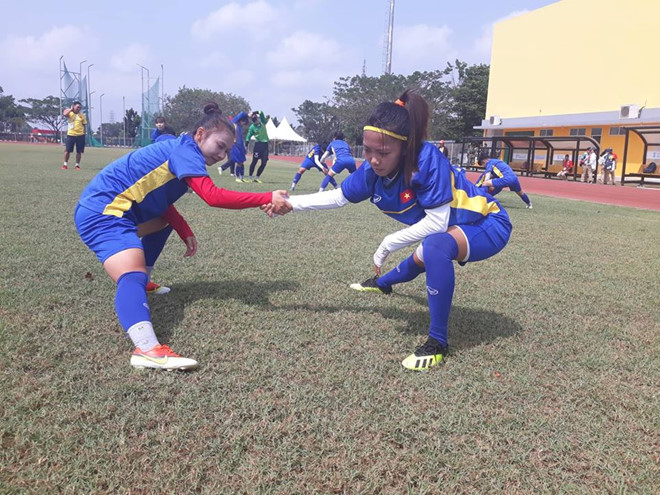 Tuyển nữ Việt Nam đấu với Thái Lan trên sân chất lượng không cao