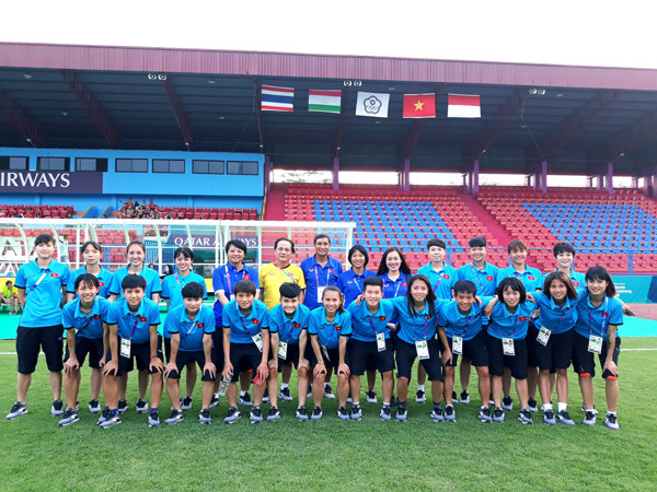 Tuyển nữ Việt Nam đấu với Thái Lan trên sân chất lượng không cao