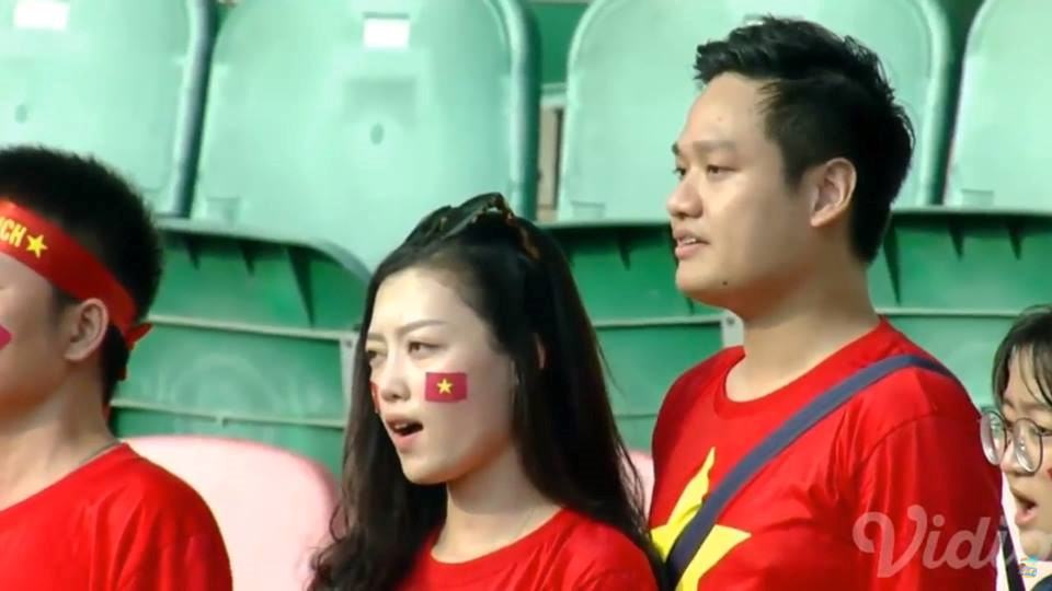 Ảnh chế Messi trao vương miện trượt penalty cho Công Phượng