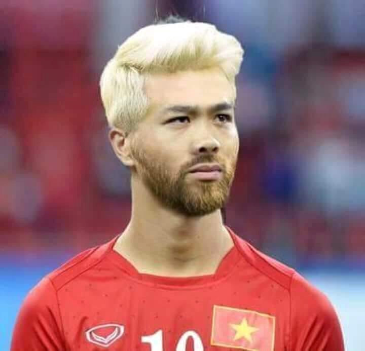 Ảnh chế Messi trao vương miện trượt penalty cho Công Phượng