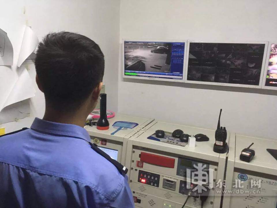 Bạn gái khỏa thân chạy ra đường giữa đêm, chàng trai và cảnh sát tá hỏa đi tìm