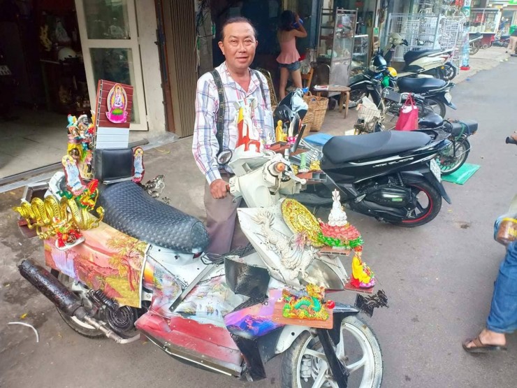 Dân mạng cười ngất với chiếc xe máy cõi thiên thai - sản phẩm trừ tà giúp chủ nhân bình an giữa tháng cô hồn