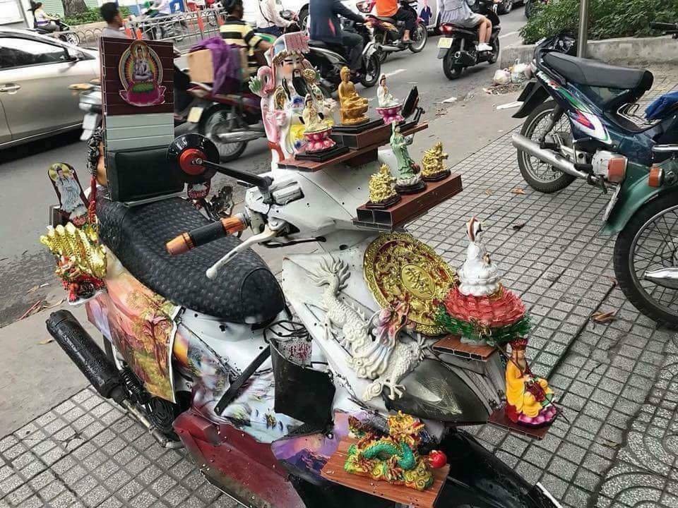 Dân mạng cười ngất với chiếc xe máy cõi thiên thai - sản phẩm trừ tà giúp chủ nhân bình an giữa tháng cô hồn