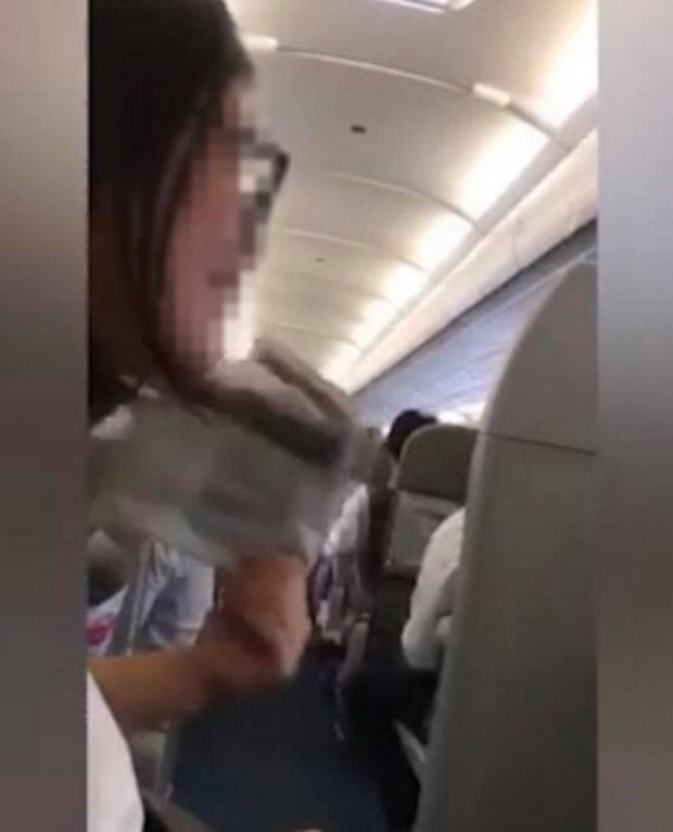 Bị delay 2,5 tiếng, hành khách lại tiếp tục mệt mỏi nôn ói khi máy bay Vietnam Airlines rung lắc do ảnh hưởng bão số 4