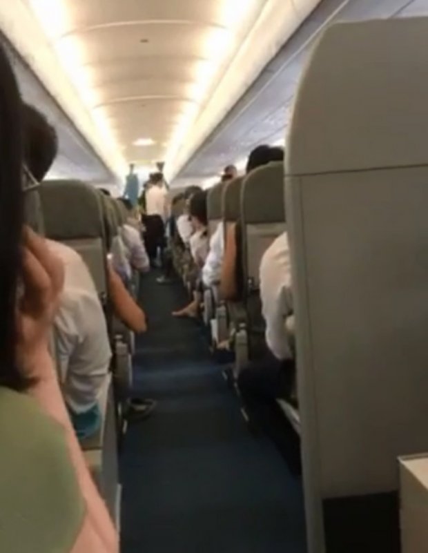 Bị delay 2,5 tiếng, hành khách lại tiếp tục mệt mỏi nôn ói khi máy bay Vietnam Airlines rung lắc do ảnh hưởng bão số 4