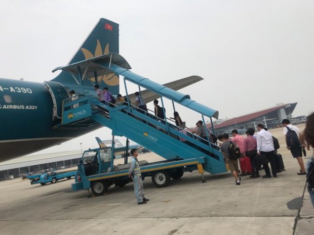 Bị delay 2,5 tiếng, hành khách lại tiếp tục mệt mỏi nôn ói khi máy bay Vietnam Airlines rung lắc do ảnh hưởng bão số 4