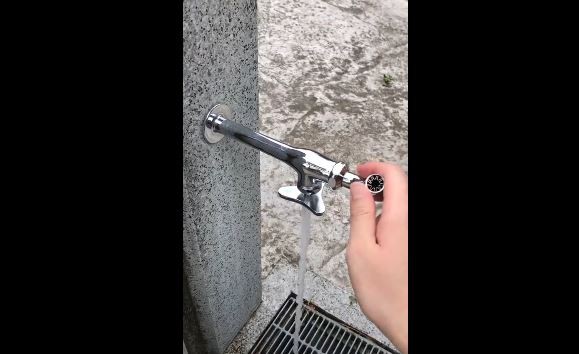 Clip: Cái vòi nước nhìn vậy mà không phải vậy khiến dân mạng cười rơi mồm đúng khoảnh khắc cuối