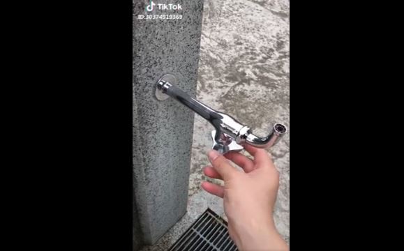 Clip: Cái vòi nước nhìn vậy mà không phải vậy khiến dân mạng cười rơi mồm đúng khoảnh khắc cuối