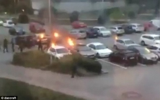 Đeo mặt nạ, đốt hàng trăm chiếc xe hơi trong một đêm