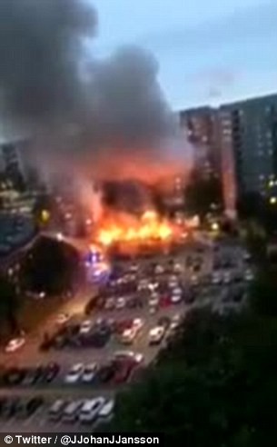 Đeo mặt nạ, đốt hàng trăm chiếc xe hơi trong một đêm