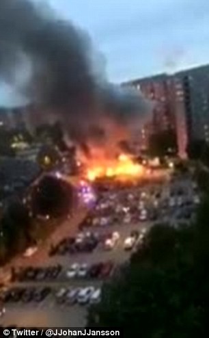 Đeo mặt nạ, đốt hàng trăm chiếc xe hơi trong một đêm