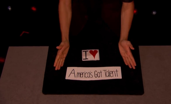 Thí sinh Americas Got Talent 2018 gây kinh ngạc với ảo thuật lá bài bốc khói ngay trên bàn