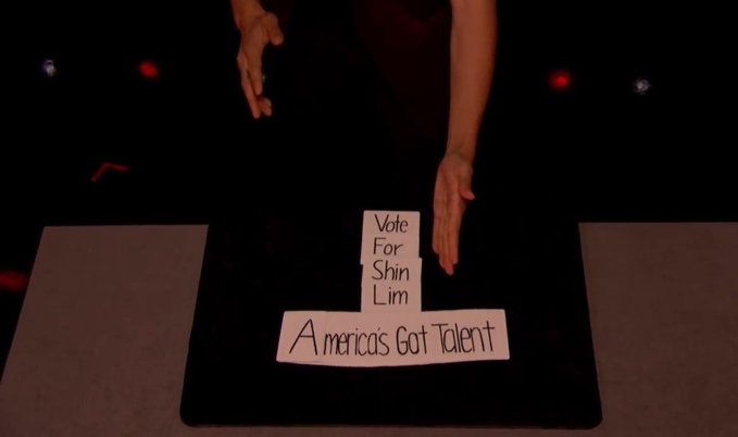 Thí sinh Americas Got Talent 2018 gây kinh ngạc với ảo thuật lá bài bốc khói ngay trên bàn