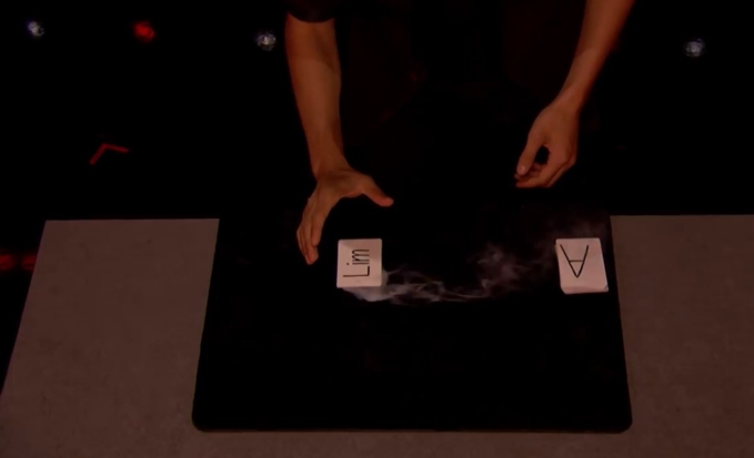 Thí sinh Americas Got Talent 2018 gây kinh ngạc với ảo thuật lá bài bốc khói ngay trên bàn