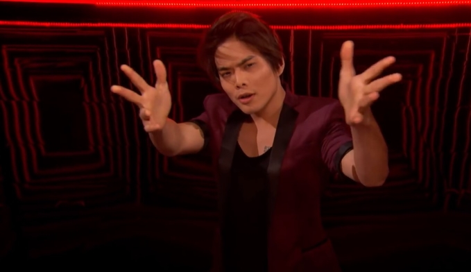 Thí sinh Americas Got Talent 2018 gây kinh ngạc với ảo thuật lá bài bốc khói ngay trên bàn