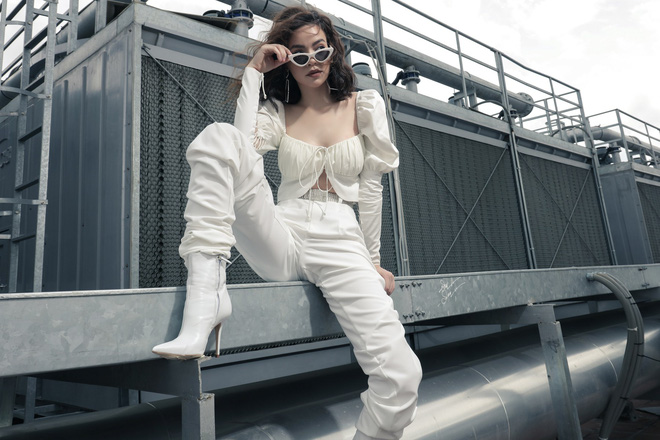 Hồ Ngọc Hà tung bộ ảnh cực ngầu quảng bá cho buổi họp fan hoành tráng nhất từ trước đến nay