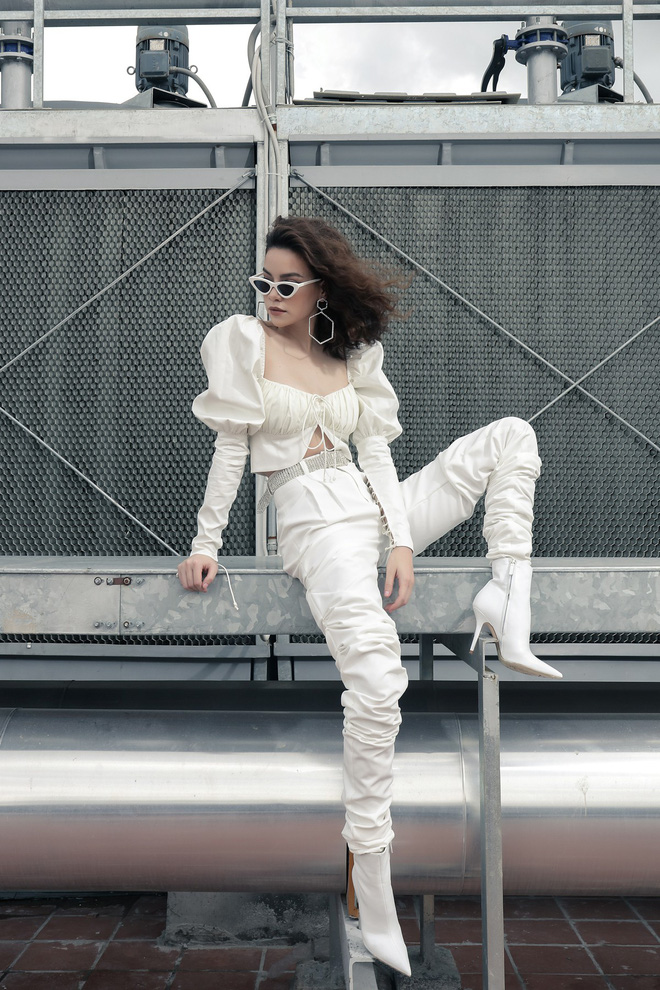 Hồ Ngọc Hà tung bộ ảnh cực ngầu quảng bá cho buổi họp fan hoành tráng nhất từ trước đến nay