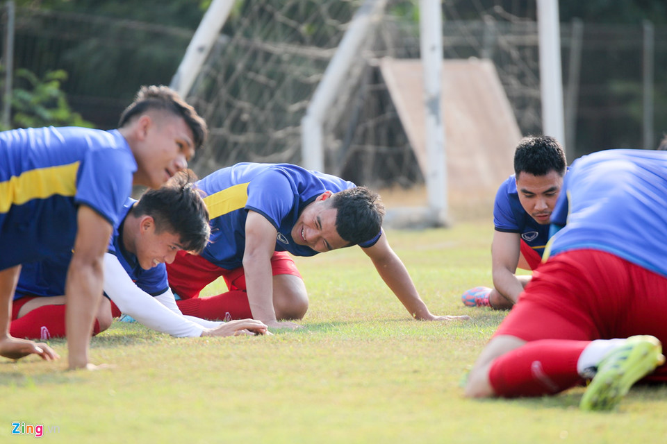 Công Phượng bối rối khi Hòa Minzy xuất hiện trên sân tập