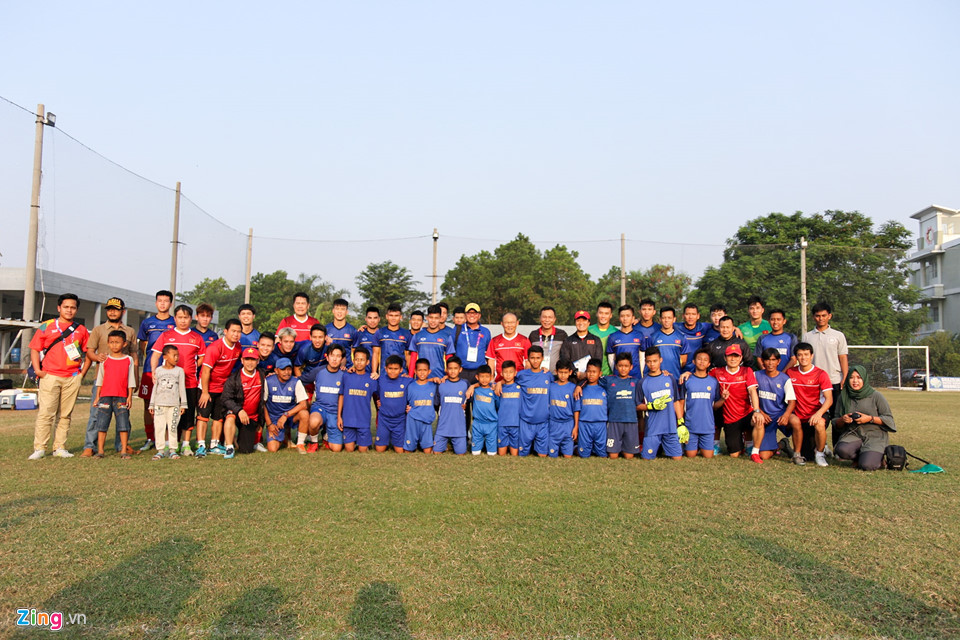 Công Phượng bối rối khi Hòa Minzy xuất hiện trên sân tập