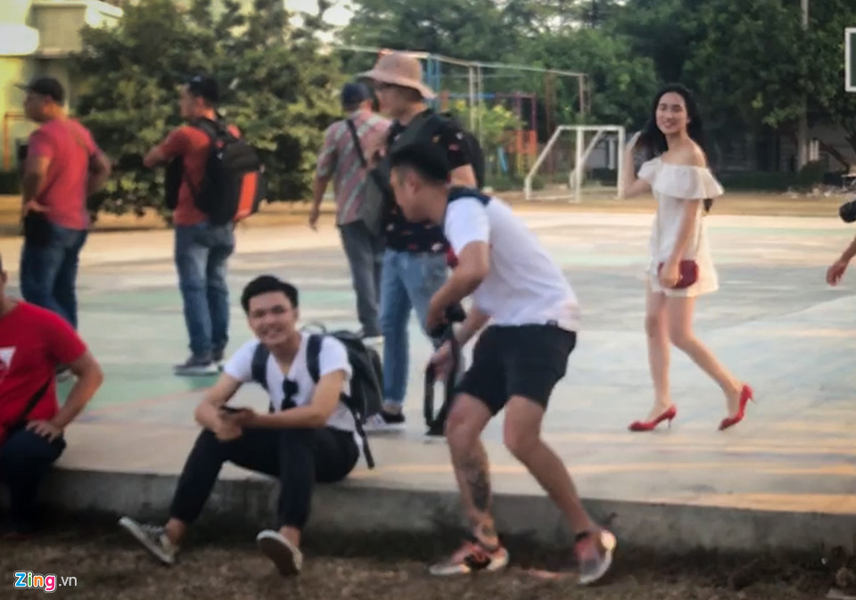 Công Phượng bối rối khi Hòa Minzy xuất hiện trên sân tập