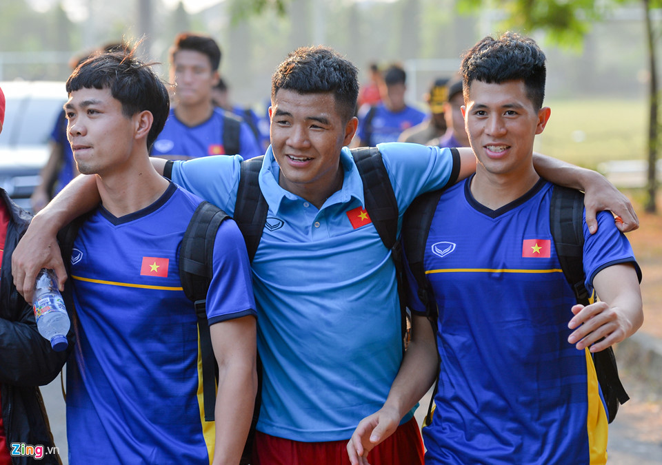 Công Phượng bối rối khi Hòa Minzy xuất hiện trên sân tập