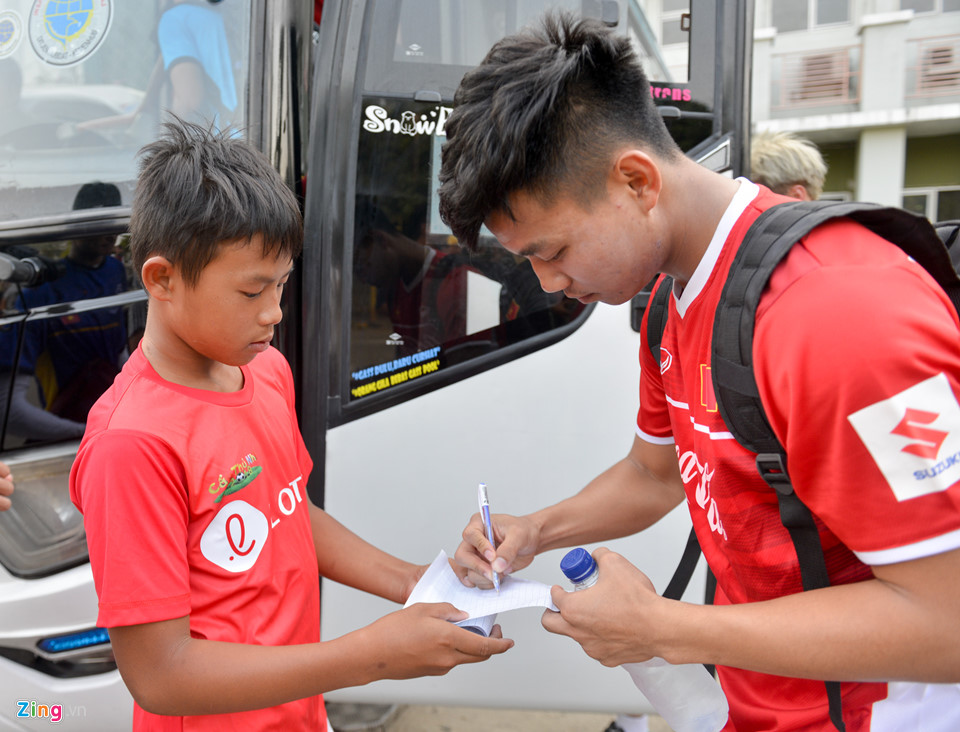 Công Phượng bối rối khi Hòa Minzy xuất hiện trên sân tập