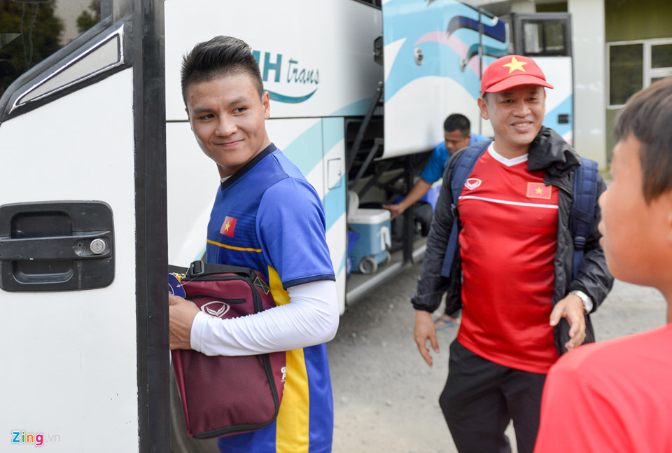 Công Phượng bối rối khi Hòa Minzy xuất hiện trên sân tập