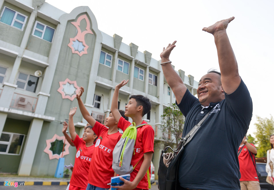 Công Phượng bối rối khi Hòa Minzy xuất hiện trên sân tập