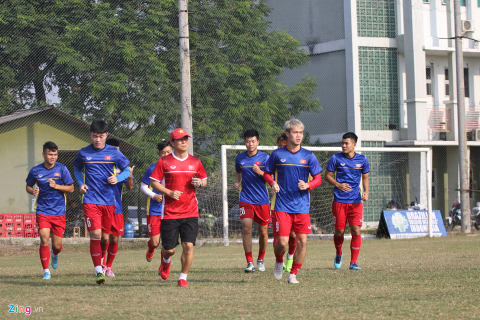 Công Phượng bối rối khi Hòa Minzy xuất hiện trên sân tập