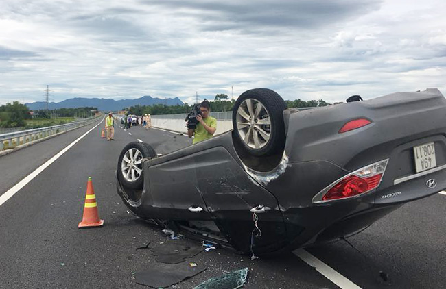 Ôtô chở thai phụ lật ngửa trên cao tốc Đà Nẵng - Quảng Ngãi
