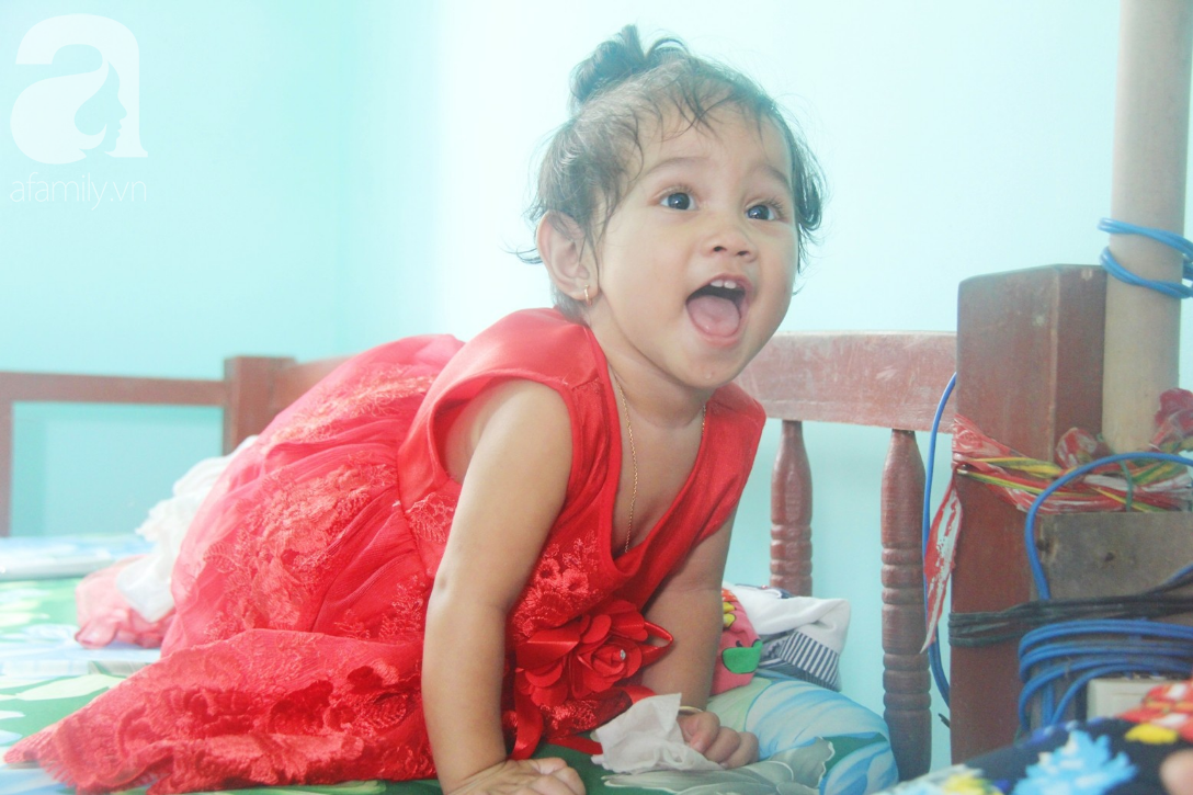 Lớn lên như ngọn cỏ cạnh người mẹ điên, bé Mai Phương nay đã gần một tuổi, đang chập chững tập đi, tập nói