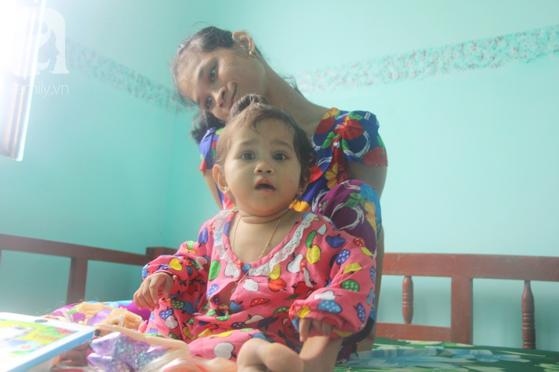 Lớn lên như ngọn cỏ cạnh người mẹ điên, bé Mai Phương nay đã gần một tuổi, đang chập chững tập đi, tập nói