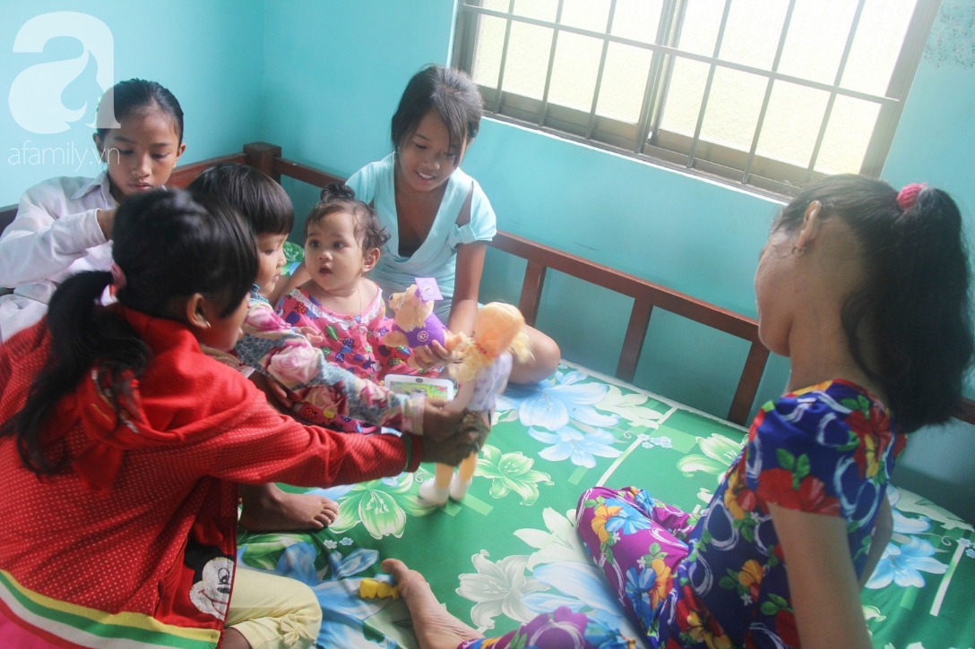 Lớn lên như ngọn cỏ cạnh người mẹ điên, bé Mai Phương nay đã gần một tuổi, đang chập chững tập đi, tập nói