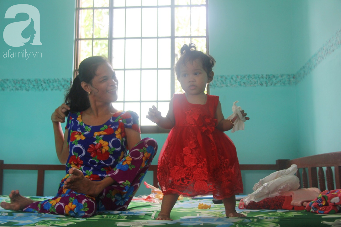 Lớn lên như ngọn cỏ cạnh người mẹ điên, bé Mai Phương nay đã gần một tuổi, đang chập chững tập đi, tập nói