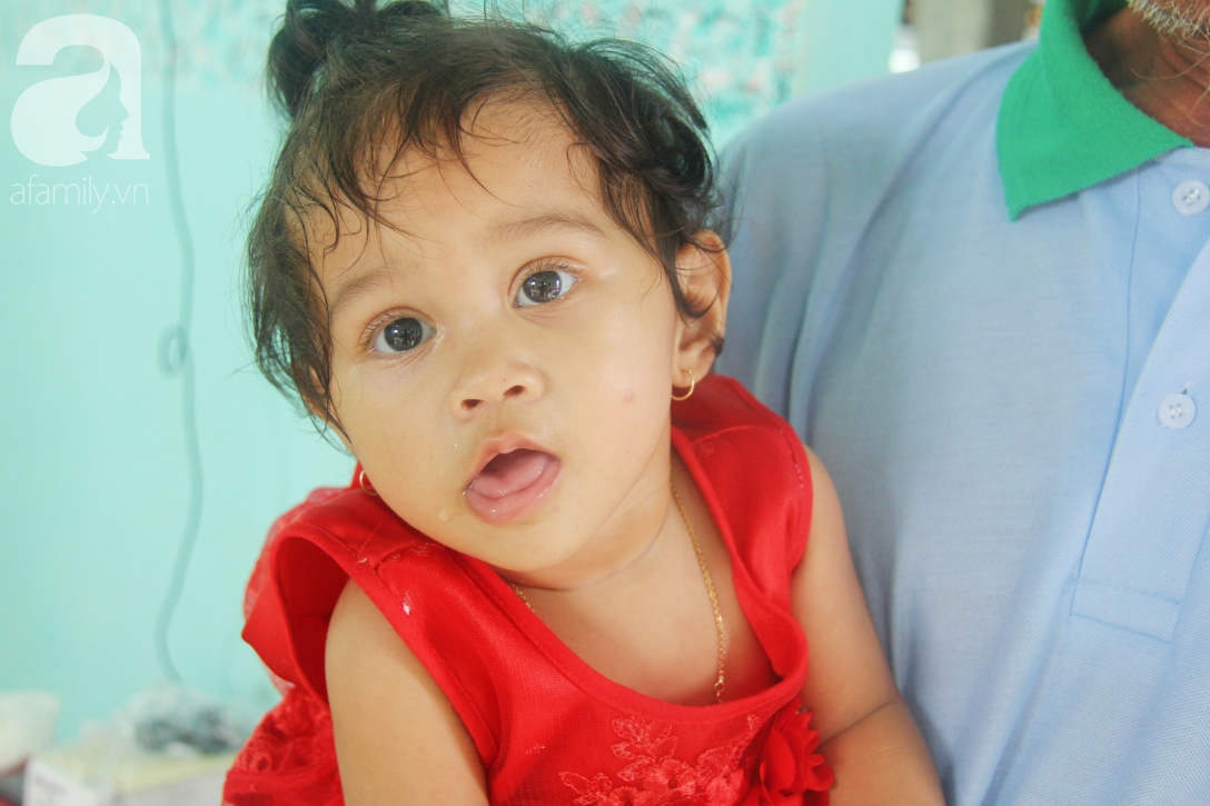 Lớn lên như ngọn cỏ cạnh người mẹ điên, bé Mai Phương nay đã gần một tuổi, đang chập chững tập đi, tập nói