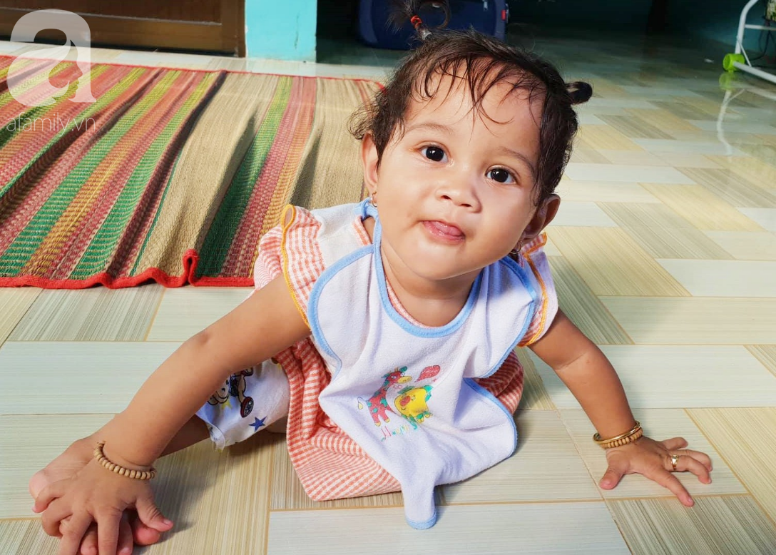 Lớn lên như ngọn cỏ cạnh người mẹ điên, bé Mai Phương nay đã gần một tuổi, đang chập chững tập đi, tập nói