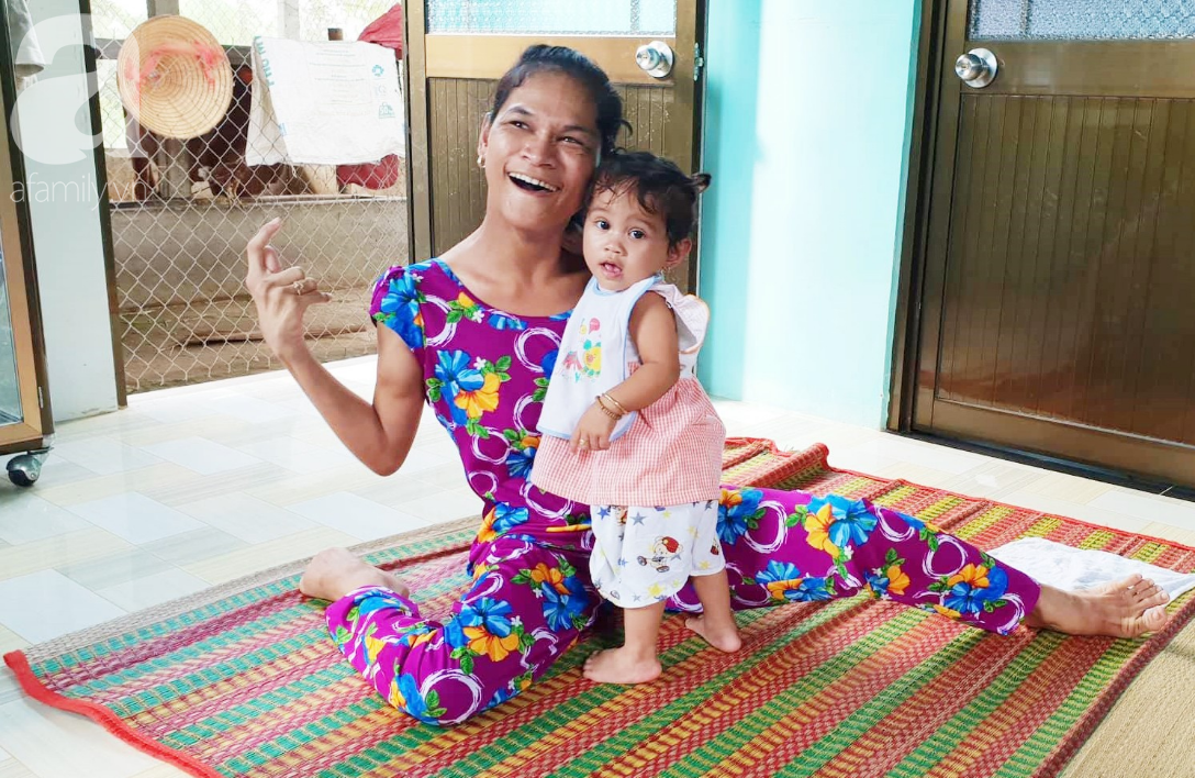 Lớn lên như ngọn cỏ cạnh người mẹ điên, bé Mai Phương nay đã gần một tuổi, đang chập chững tập đi, tập nói