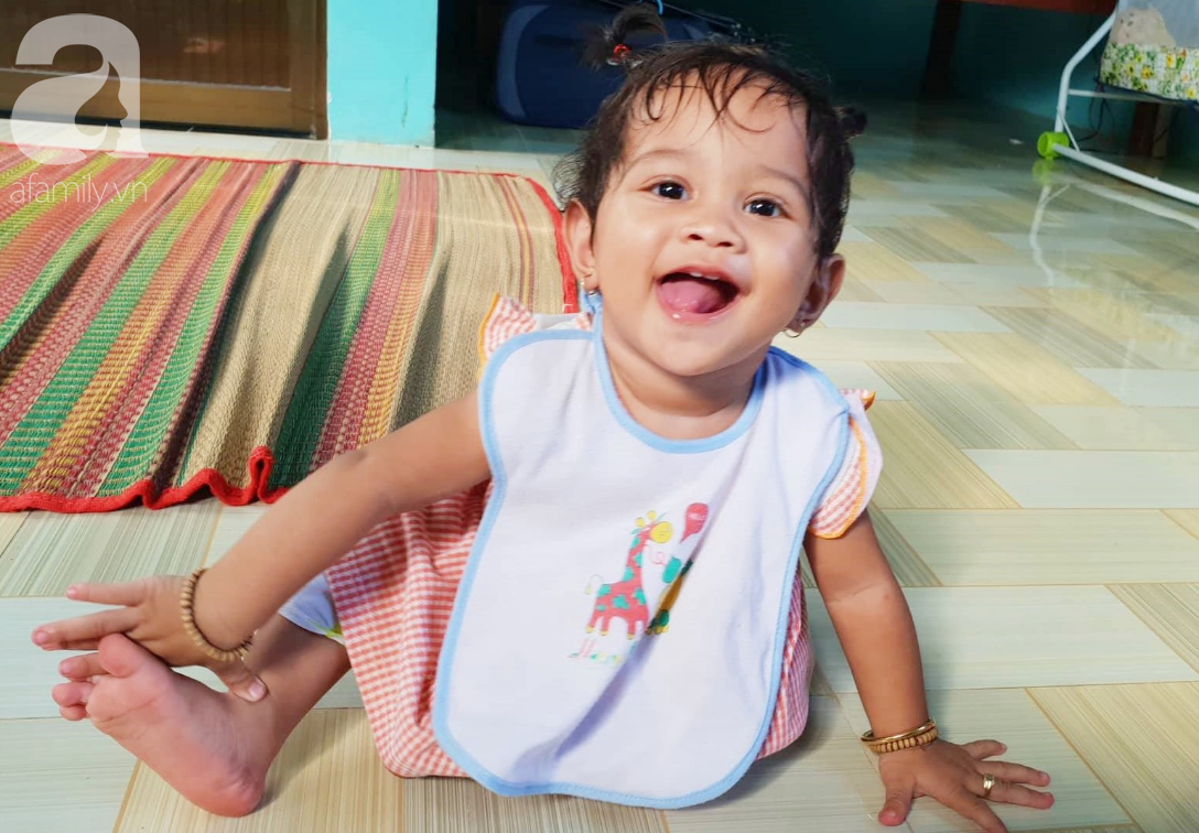 Lớn lên như ngọn cỏ cạnh người mẹ điên, bé Mai Phương nay đã gần một tuổi, đang chập chững tập đi, tập nói