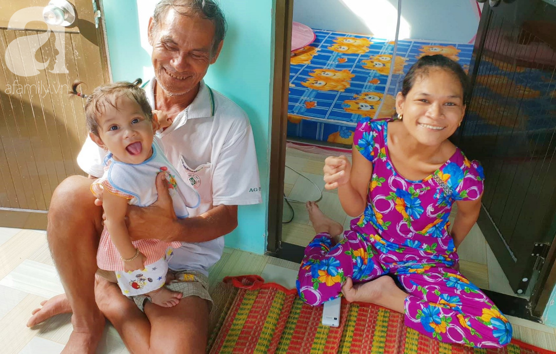 Lớn lên như ngọn cỏ cạnh người mẹ điên, bé Mai Phương nay đã gần một tuổi, đang chập chững tập đi, tập nói